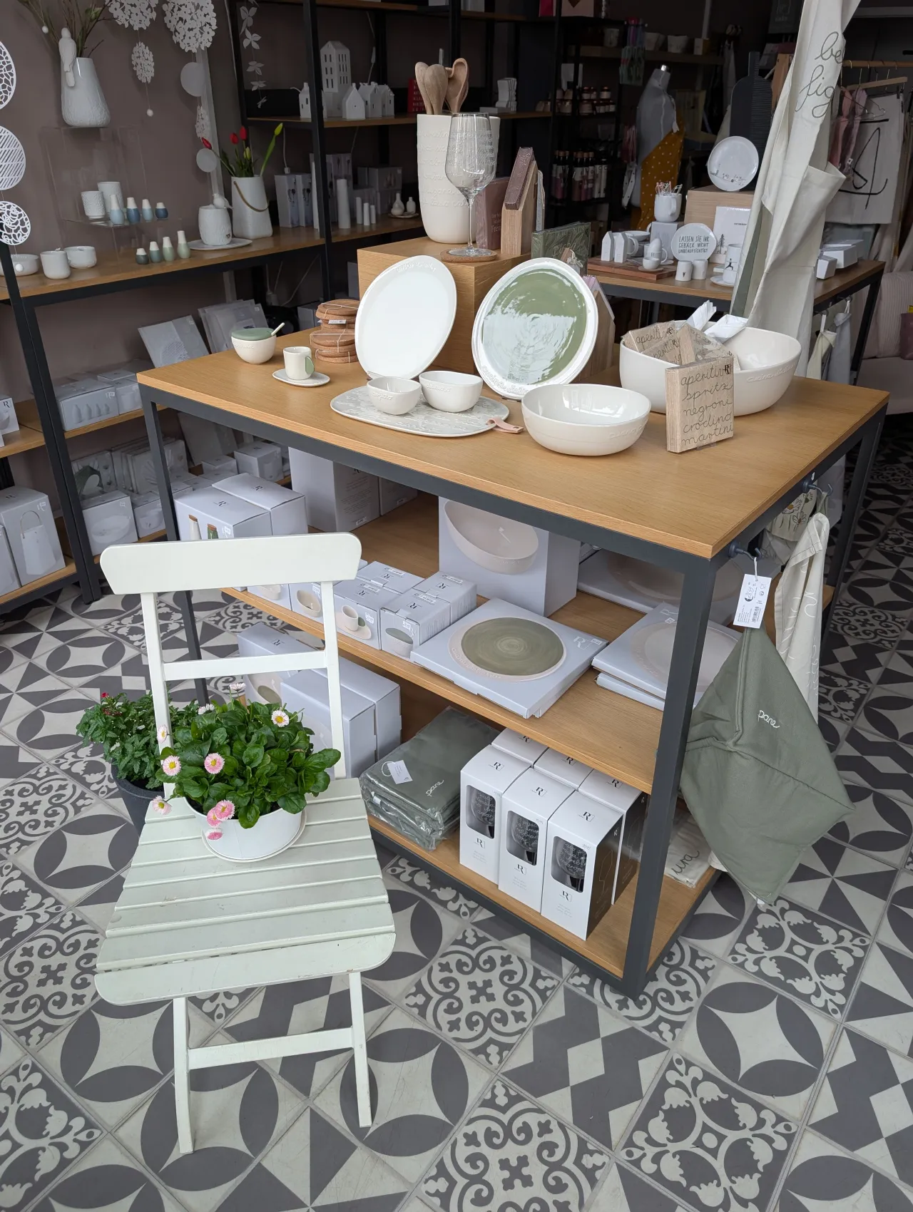 Helle Wohnaccessoires mit Stuhl und Blumentopf